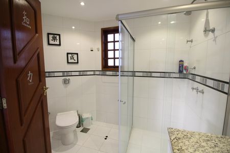 Casa de condomínio à venda com 390m², 4 quartos e 2 vagasQuarto 2 - Banheiro