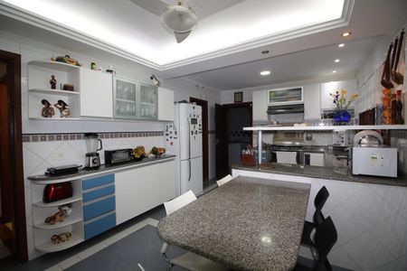 Casa de condomínio à venda com 390m², 4 quartos e 2 vagasCozinha