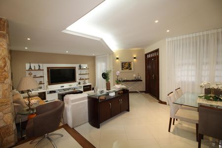 Casa de condomínio à venda com 390m², 4 quartos e 2 vagasSala