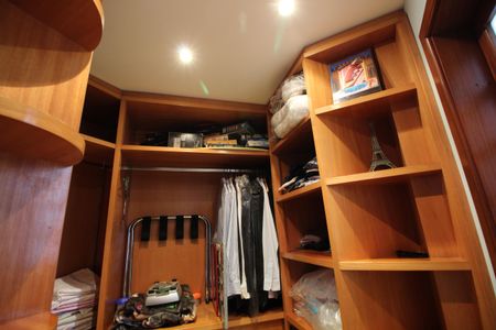 Casa de condomínio à venda com 390m², 4 quartos e 2 vagasQuarto 2 - Closet