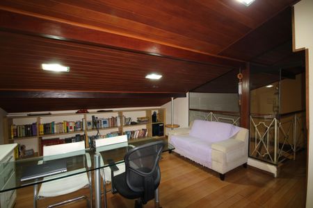 Casa de condomínio à venda com 390m², 4 quartos e 2 vagasSótão