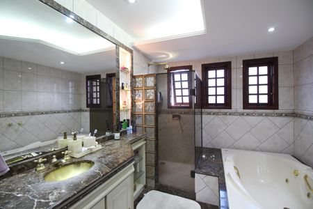 Casa de condomínio à venda com 390m², 4 quartos e 2 vagasQuarto 4 - Banheiro