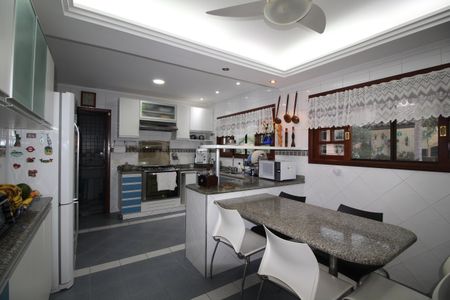 Casa de condomínio à venda com 390m², 4 quartos e 2 vagasCozinha