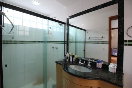 Casa de condomínio à venda com 390m², 4 quartos e 2 vagasQuarto 3 - Banheiro