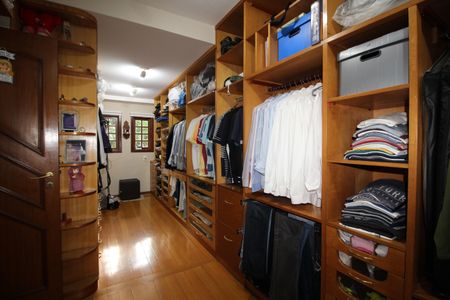 Casa de condomínio à venda com 390m², 4 quartos e 2 vagasQuarto 4 - Closet