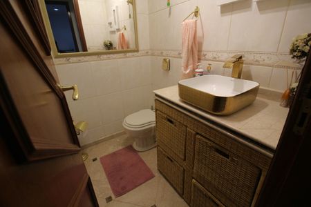 Casa de condomínio à venda com 390m², 4 quartos e 2 vagasBanheiro 1