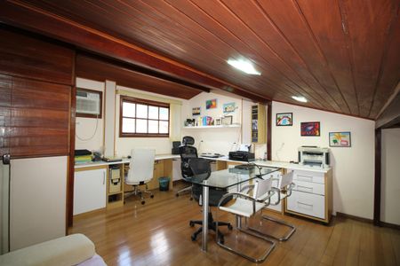 Casa de condomínio à venda com 390m², 4 quartos e 2 vagasSótão