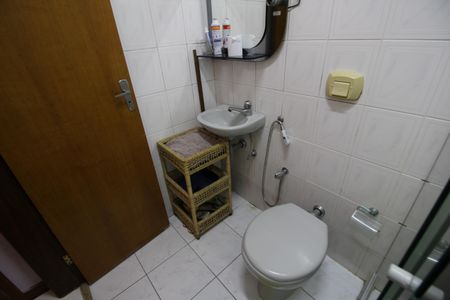 Casa de condomínio à venda com 390m², 4 quartos e 2 vagasBanheiro de Serviço