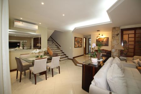 Casa de condomínio à venda com 390m², 4 quartos e 2 vagasSala