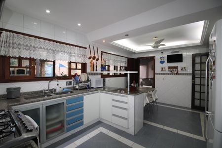 Casa de condomínio à venda com 390m², 4 quartos e 2 vagasCozinha