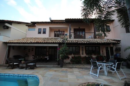 Casa de condomínio à venda com 390m², 4 quartos e 2 vagasFachada Fundos