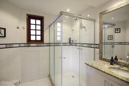 Casa de condomínio à venda com 390m², 4 quartos e 2 vagasQuarto 2 - Banheiro