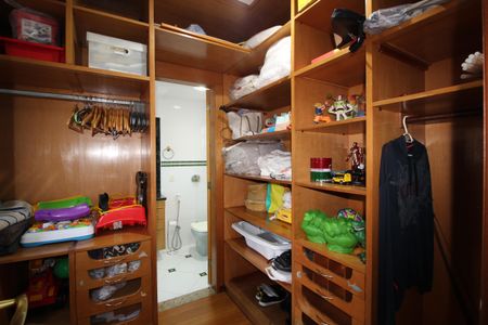 Casa de condomínio à venda com 390m², 4 quartos e 2 vagasQuarto 3 - Closet