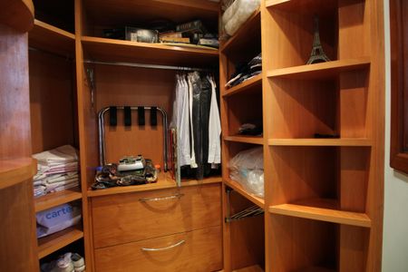 Casa de condomínio à venda com 390m², 4 quartos e 2 vagasQuarto 2 - Closet