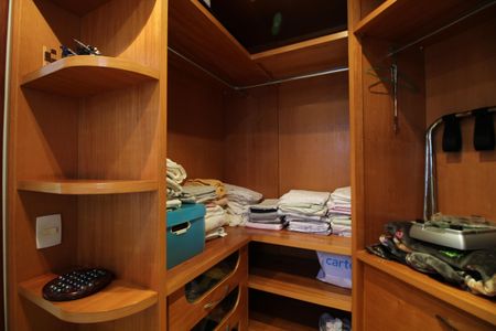 Casa de condomínio à venda com 390m², 4 quartos e 2 vagasQuarto 2 - Closet