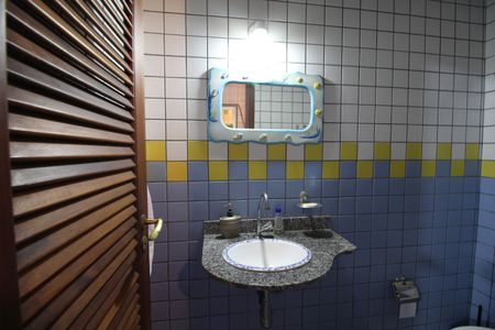 Casa de condomínio à venda com 390m², 4 quartos e 2 vagasBanheiro 2