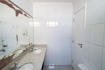 Apartamento à venda com 180m², 3 quartos e 4 vagasBanheiro da Suíte 1