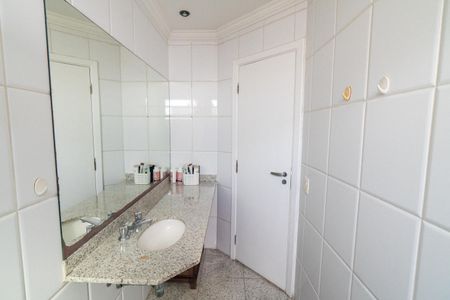 Apartamento à venda com 180m², 3 quartos e 4 vagasBanheiro da Suíte 2