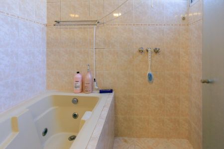 Casa à venda com 250m², 6 quartos e 2 vagas Casa à venda com 250m², 6 quartos e 2 vagasBanheiro 2