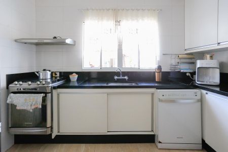 Casa à venda com 250m², 6 quartos e 2 vagas Casa à venda com 250m², 6 quartos e 2 vagasCozinha