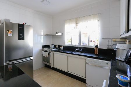 Casa à venda com 250m², 6 quartos e 2 vagas Casa à venda com 250m², 6 quartos e 2 vagasCozinha