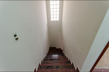 Casa à venda com 203m², 4 quartos e 6 vagas Casa à venda com 203m², 4 quartos e 6 vagasEscada