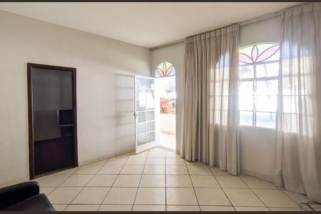 Casa para alugar com 360m², 4 quartos e 4 vagas Casa para alugar com 360m², 4 quartos e 4 vagasSala