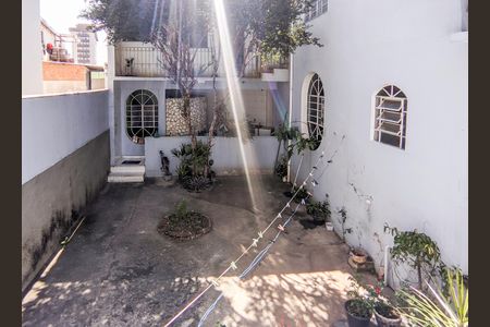 Casa para alugar com 360m², 4 quartos e 4 vagas Casa para alugar com 360m², 4 quartos e 4 vagasFundos