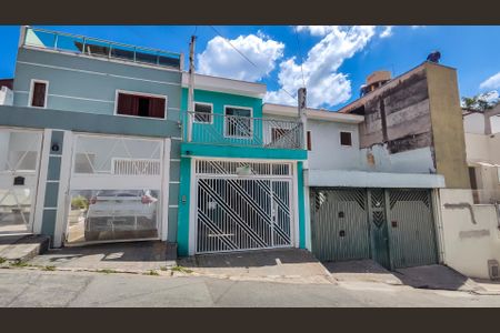 Casa para alugar com 170m², 3 quartos e 1 vaga Casa para alugar com 170m², 3 quartos e 1 vagaFachada