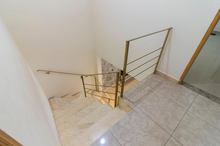 Casa para alugar com 170m², 3 quartos e 1 vaga Casa para alugar com 170m², 3 quartos e 1 vagaEscada