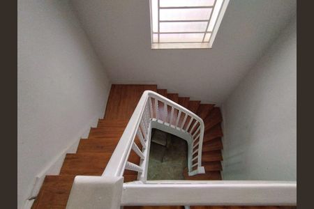 Casa para alugar com 350m², 5 quartos e 4 vagas Casa para alugar com 350m², 5 quartos e 4 vagasEscadas para os Quartos de cima