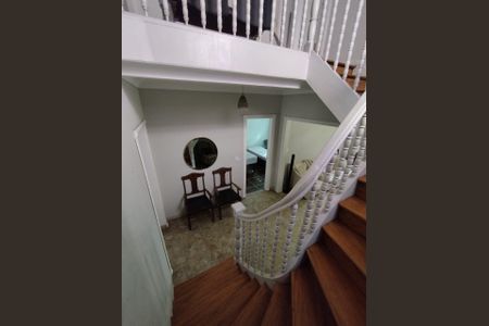 Casa para alugar com 350m², 5 quartos e 4 vagas Casa para alugar com 350m², 5 quartos e 4 vagasEscadas