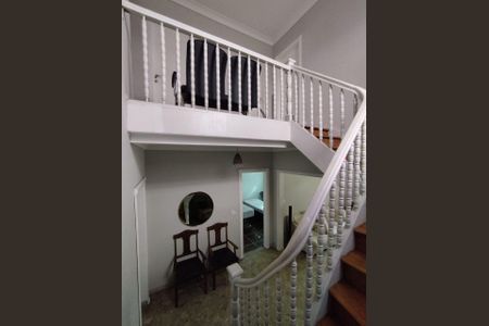 Casa para alugar com 350m², 5 quartos e 4 vagas Casa para alugar com 350m², 5 quartos e 4 vagasEscadas