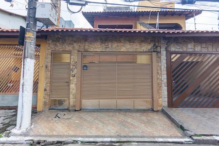 Casa para alugar com 220m², 4 quartos e 4 vagas Casa para alugar com 220m², 4 quartos e 4 vagasFachada