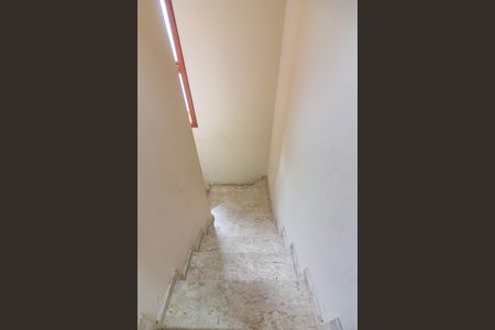 Casa para alugar com 220m², 4 quartos e 4 vagas Casa para alugar com 220m², 4 quartos e 4 vagasEscada
