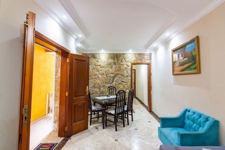 Casa para alugar com 220m², 4 quartos e 4 vagas Casa para alugar com 220m², 4 quartos e 4 vagasSala
