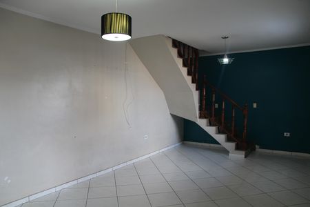 Casa para alugar com 250m², 3 quartos e 2 vagasSala escada acesso aos Quartos