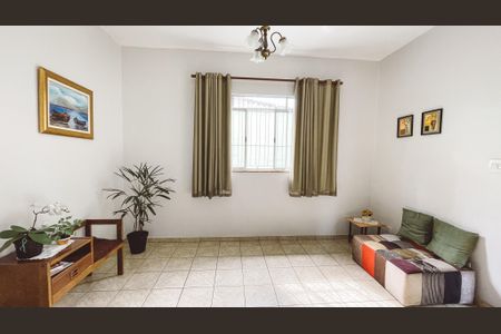 Casa à venda com 100m², 4 quartos e 2 vagasSala