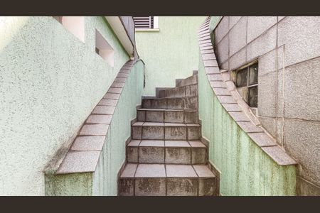 Casa à venda com 100m², 4 quartos e 2 vagasEscada