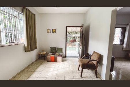 Casa à venda com 100m², 4 quartos e 2 vagasSala