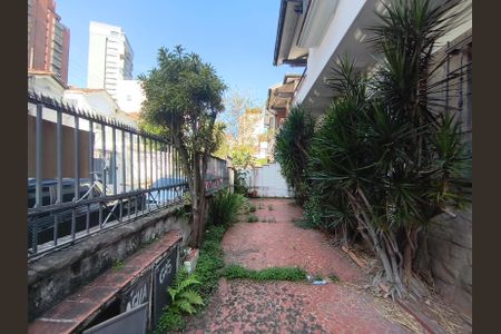 Casa para alugar com 391m², 6 quartos e 3 vagas Casa para alugar com 391m², 6 quartos e 3 vagasQuintal