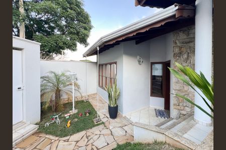 Casa para alugar com 270m², 3 quartos e 3 vagas Casa para alugar com 270m², 3 quartos e 3 vagasFachada