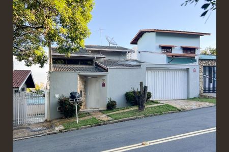 Casa para alugar com 270m², 3 quartos e 3 vagas Casa para alugar com 270m², 3 quartos e 3 vagasFachada