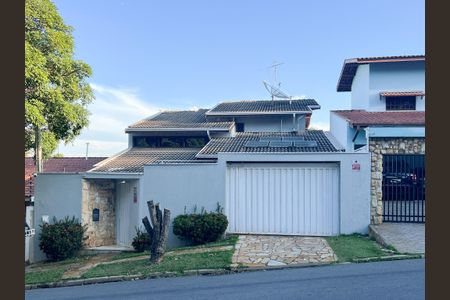 Casa para alugar com 270m², 3 quartos e 3 vagas Casa para alugar com 270m², 3 quartos e 3 vagasFachada