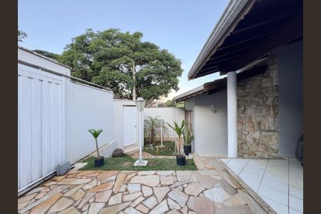Casa para alugar com 270m², 3 quartos e 3 vagas Casa para alugar com 270m², 3 quartos e 3 vagasFachada