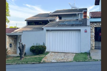 Casa para alugar com 270m², 3 quartos e 3 vagas Casa para alugar com 270m², 3 quartos e 3 vagasFachada