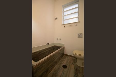 Casa de condomínio para alugar com 200m², 4 quartos e 1 vaga Casa de condomínio para alugar com 200m², 4 quartos e 1 vagaBanheiro social