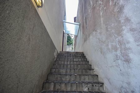 Casa à venda com 117m², 3 quartos e 2 vagas Casa à venda com 117m², 3 quartos e 2 vagasEscada