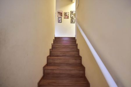 Casa à venda com 117m², 3 quartos e 2 vagas Casa à venda com 117m², 3 quartos e 2 vagasEscada