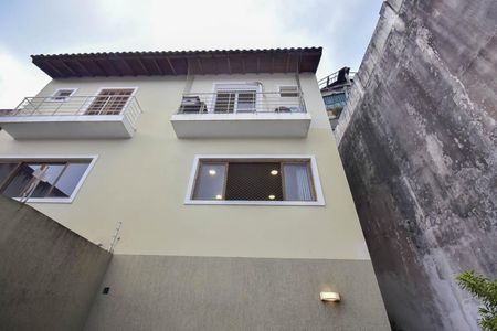 Casa à venda com 117m², 3 quartos e 2 vagas Casa à venda com 117m², 3 quartos e 2 vagasFachada